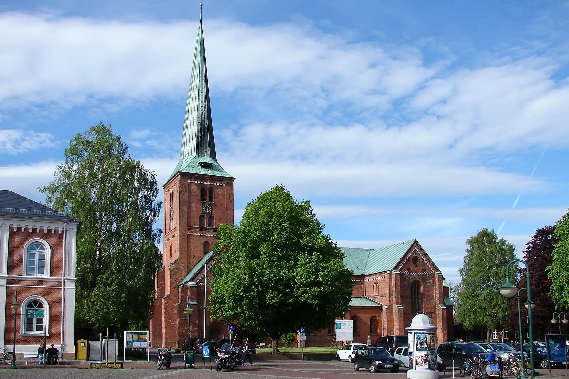 Bad Segeberg - Die Marienkirche im Bad Segeberger Stadtzentrum ist eine dreischiffige Backsteinbasilika im romanischen Stil.