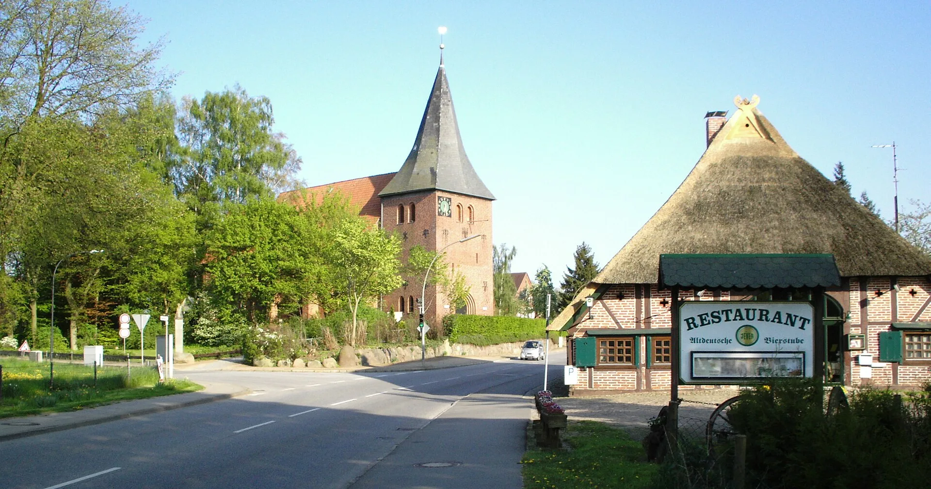 Groß Grönau - Groß Grönau, Blick von Norden auf die Willehadkirche