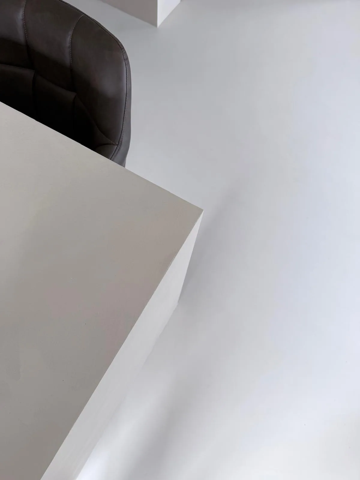 Mikrozement Oberfläche in eleganter Designküche mit hochwertigen Möbeln