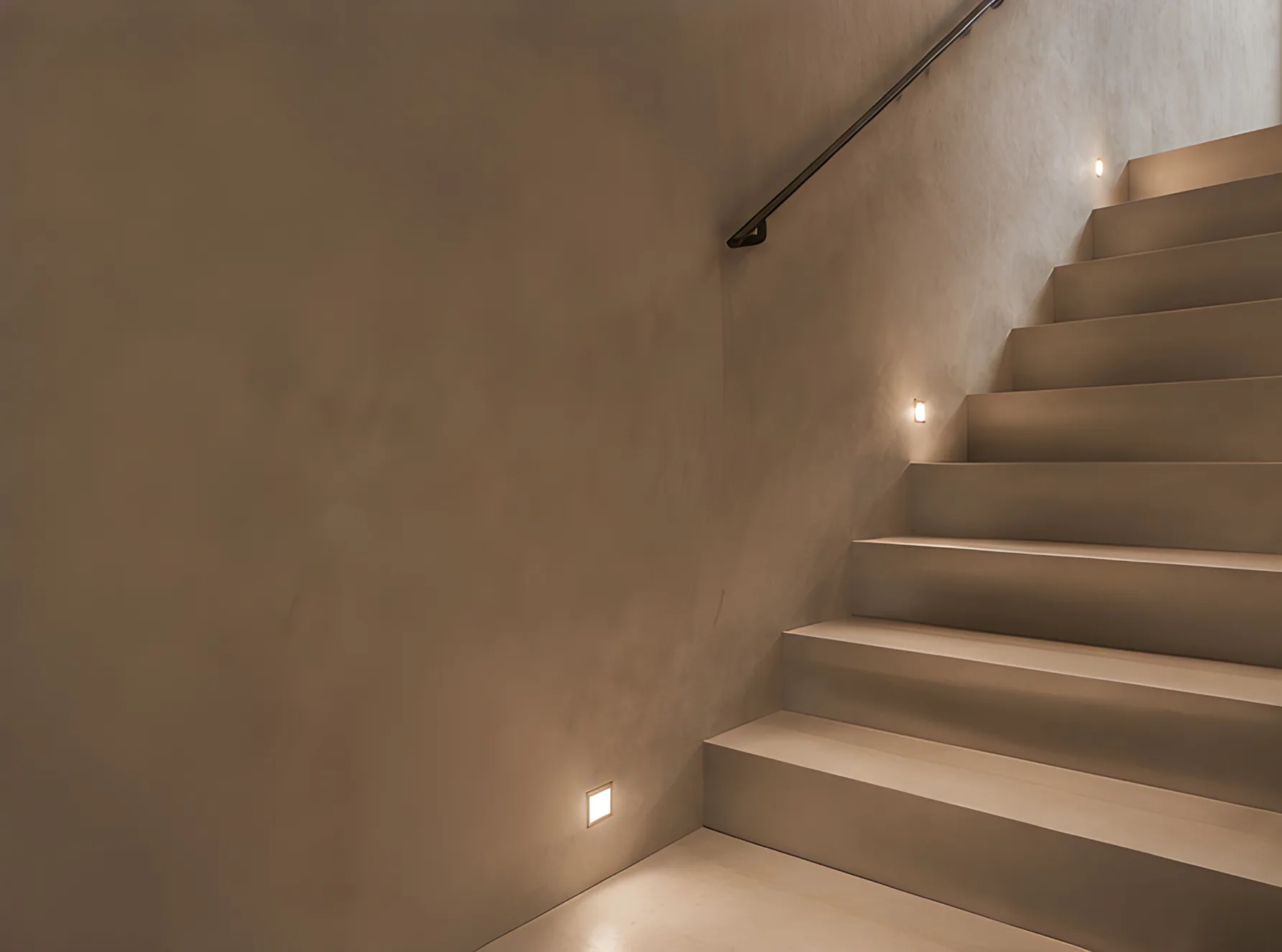 Fugenlose Treppe mit Mikrozement und sanfter Beleuchtung im Innenbereich
