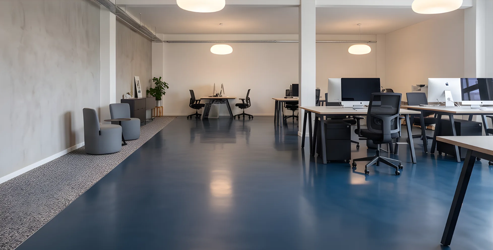 Fugenloser Boden in modernem Büro mit Mikrozement-Oberfläche