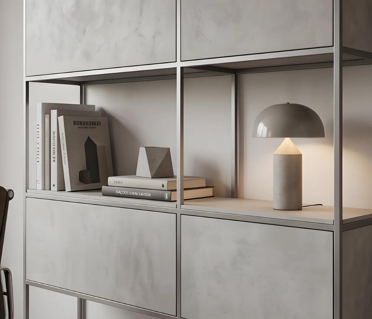 Mikrozementregal mit dekorativen Elementen und Beleuchtung, modernes Design im Innenausbau
