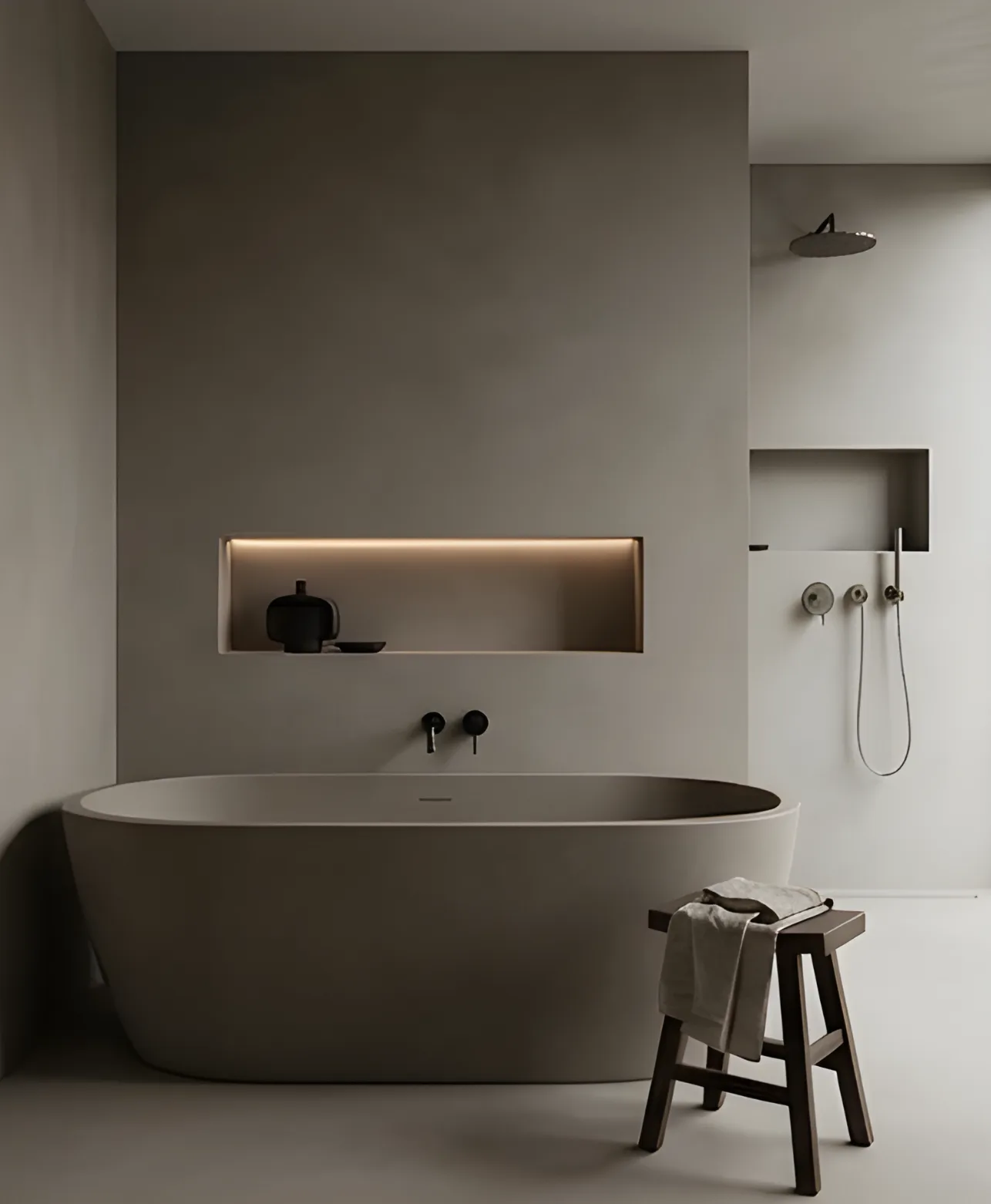 Modernes Badezimmer mit Mikrozement Wandgestaltung und freistehender Badewanne