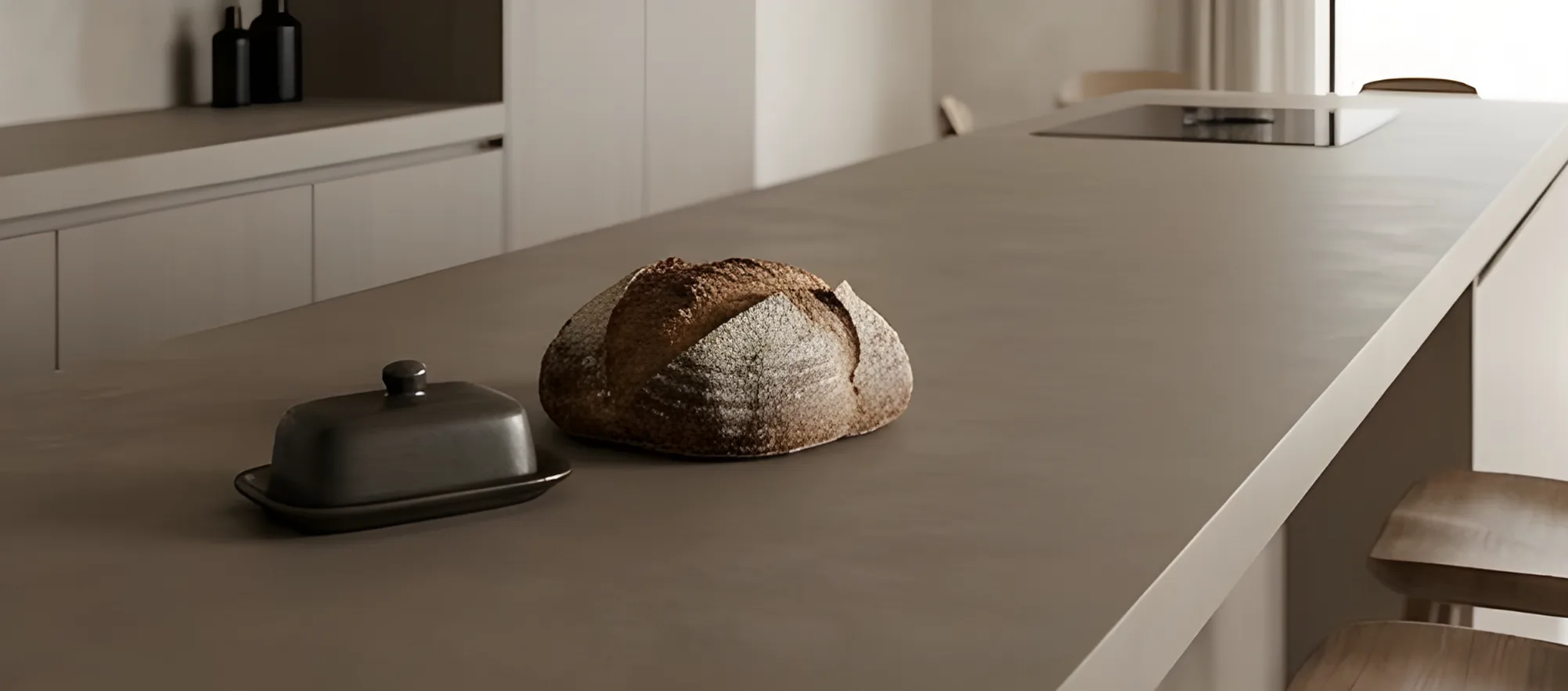 Mikrozement Kücheninsel mit Brot und Butterdose in modernem Küchenambiente