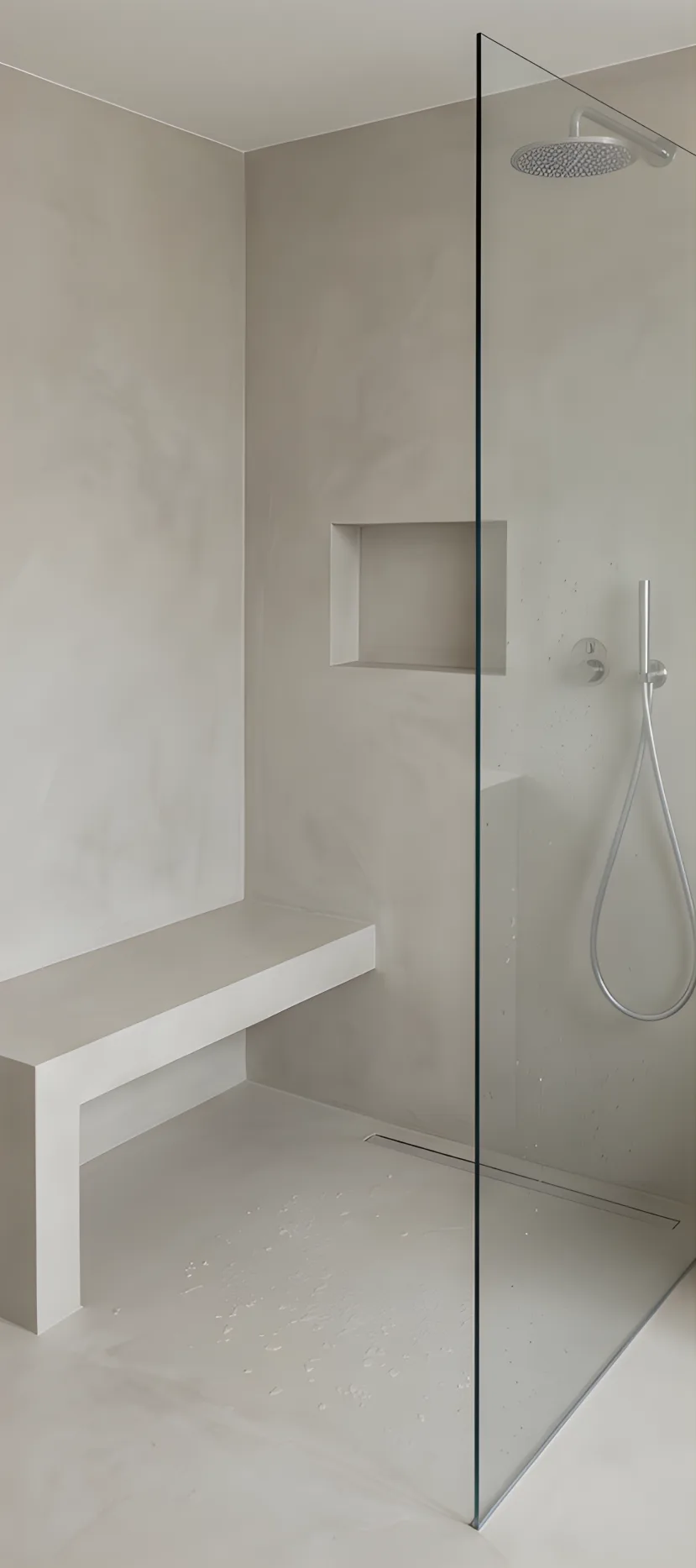 Fugenloses Bad mit Mikrozement Dusche und eleganter Sitzfläche aus Mikrozement