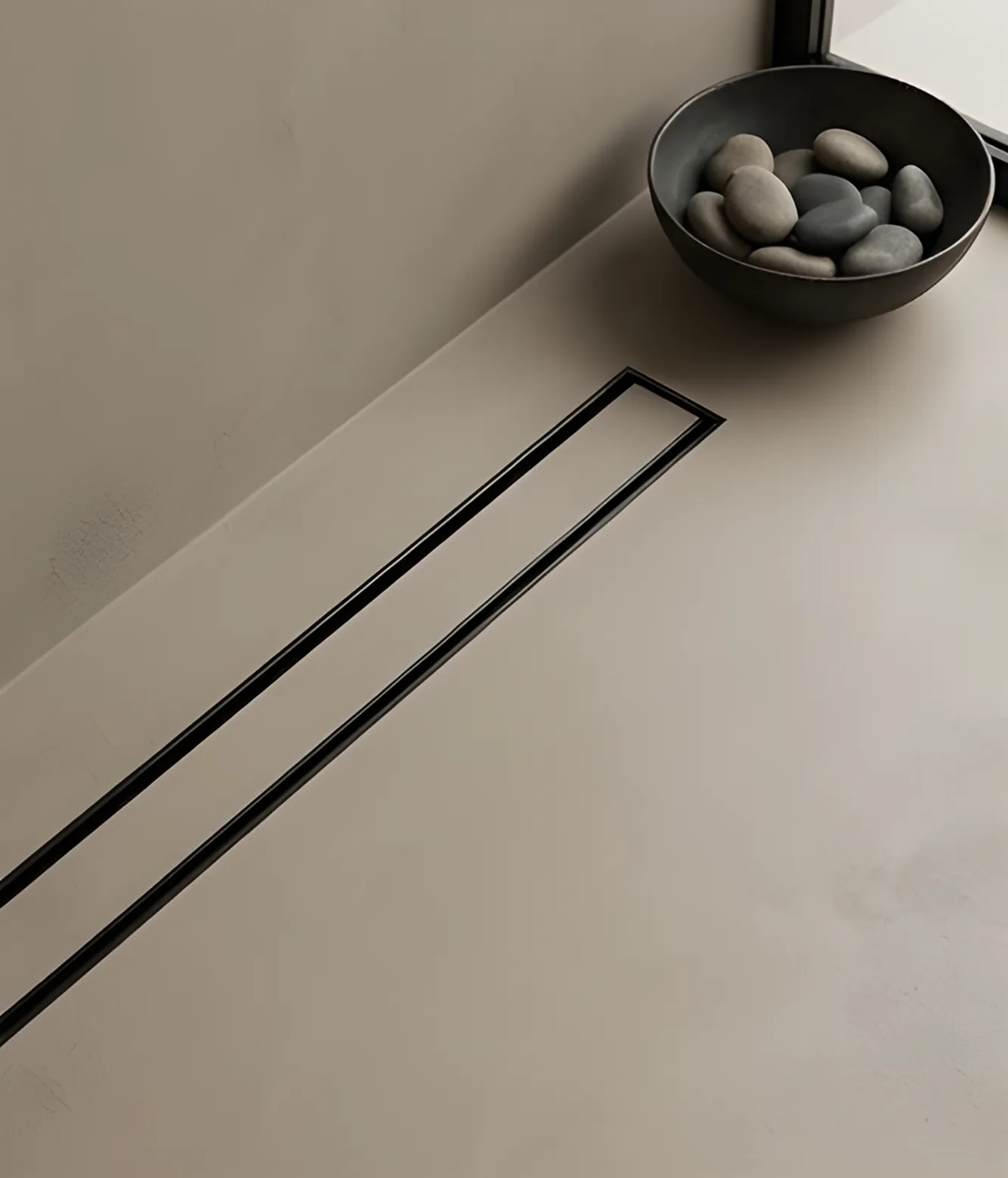 Mikrozementboden mit eleganter Rinne und Schale auf minimalistischer Oberfläche