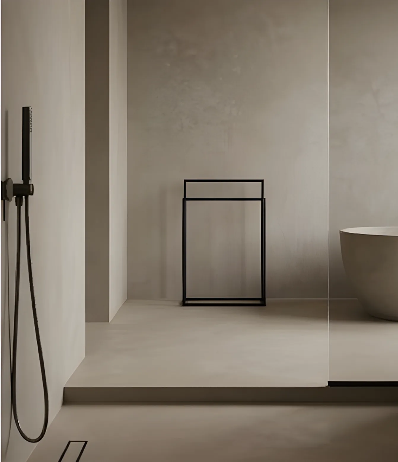 Fugenloses Bad mit Mikrozement-Wandgestaltung und eleganter Dusche im minimalistischen Design