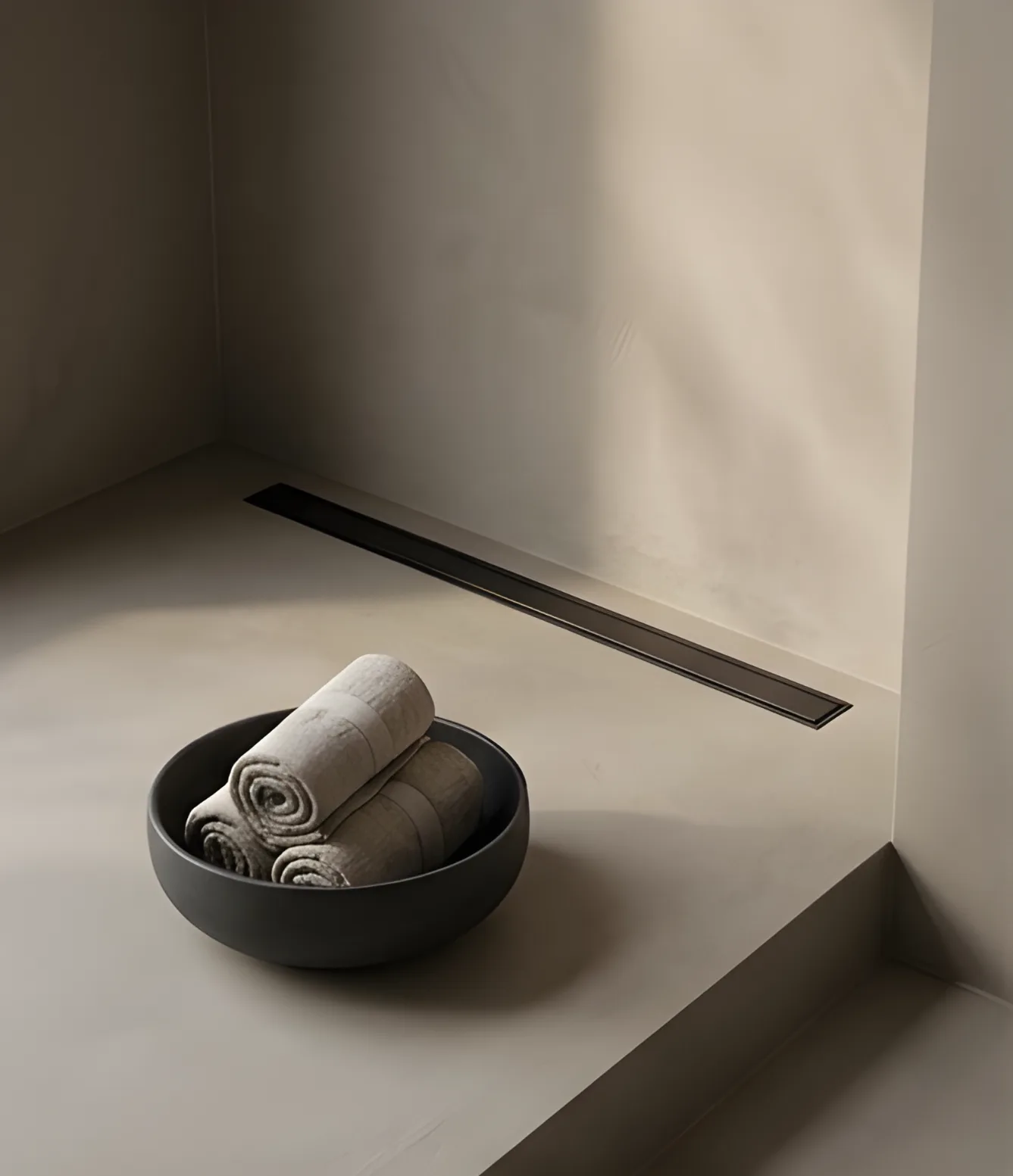Elegante Mikrozement Dusche mit handgefertigten Handtüchern und moderner Ablauffrage