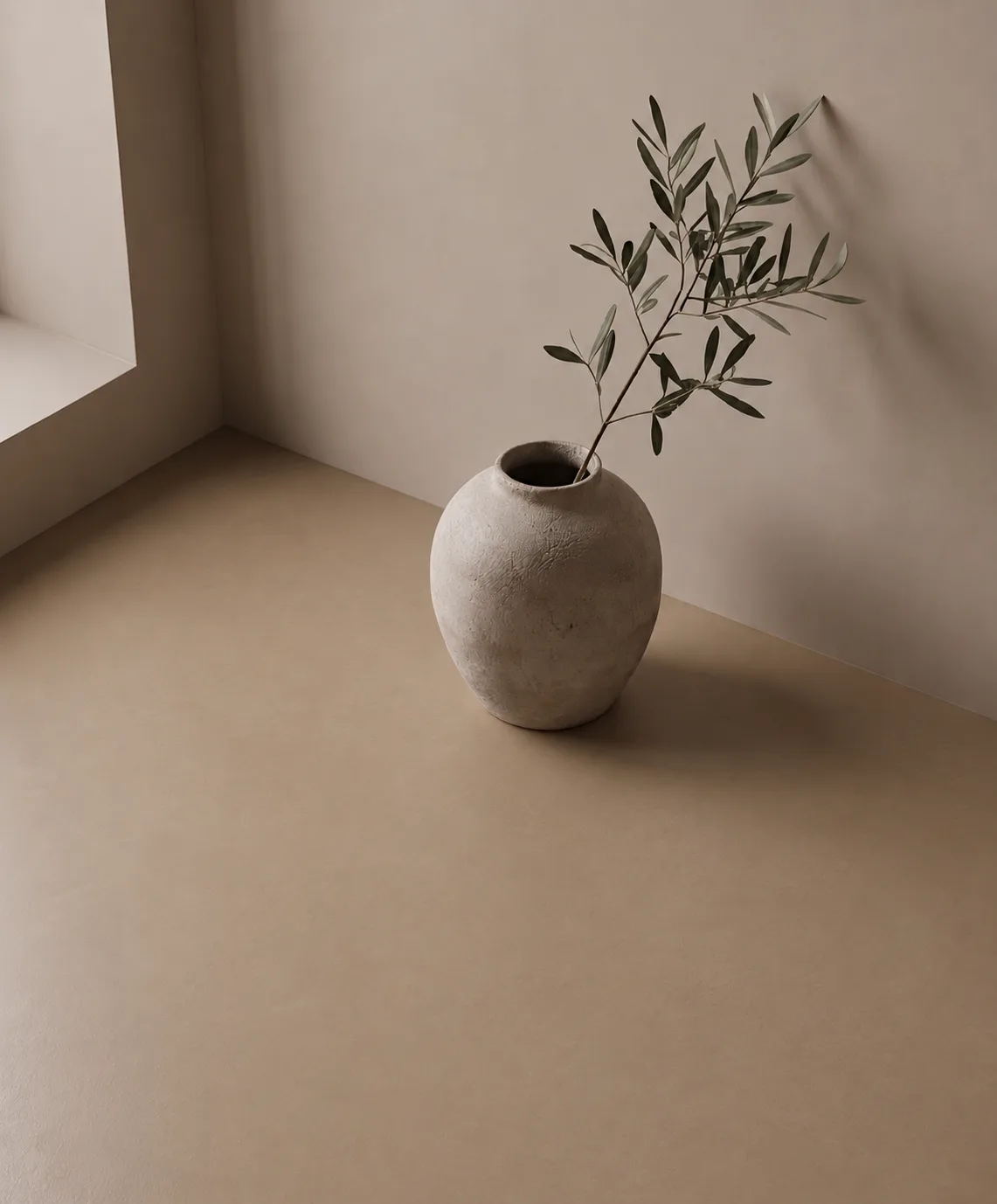 Fugenloser Mikrozementboden in neutralen Farbtönen mit dekorativer Vase