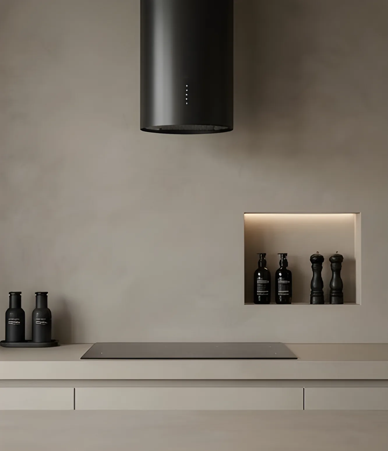 Fugenlose Wandgestaltung mit Mikrozement und eleganter Kücheninsel in modernem Design