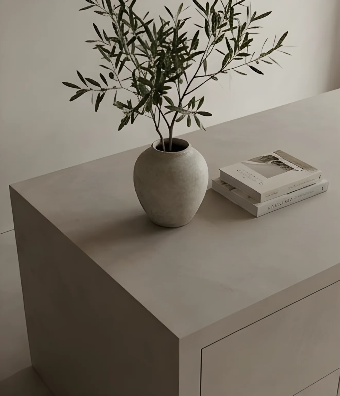 Mikrozement Oberfläche mit vase und Büchern, ideal für Innenausbau
