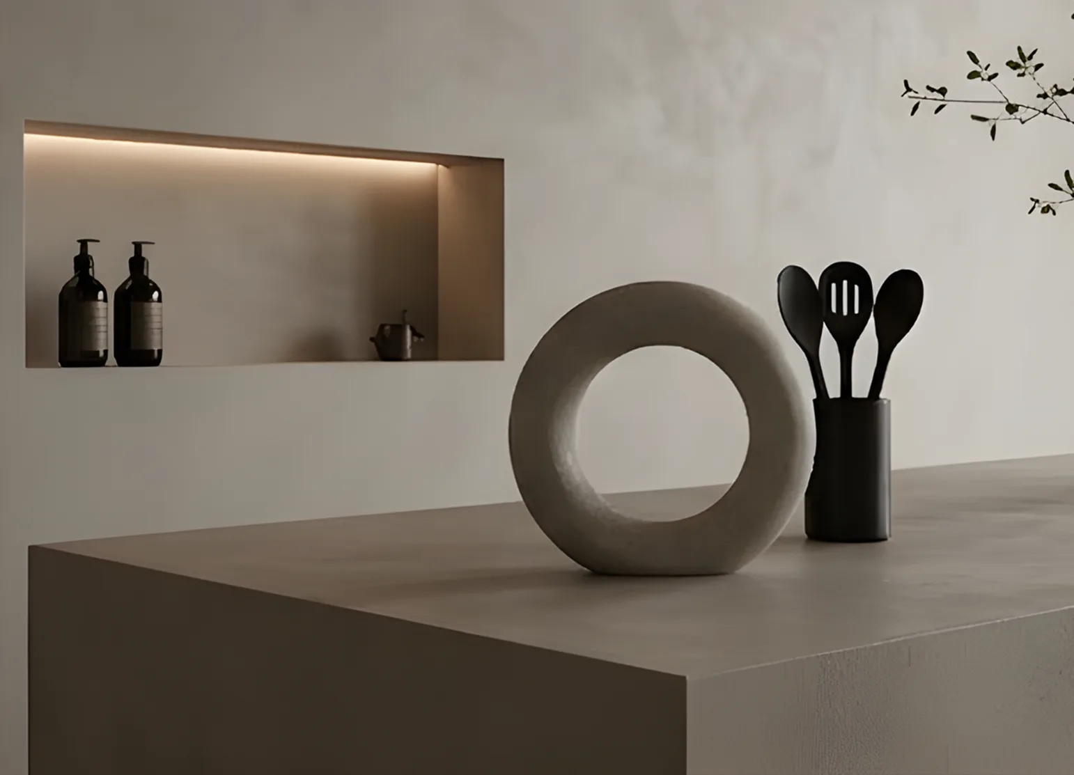 Mikrozement Arbeitsplatte mit modernem Design und stilvollem Zubehör in einem minimalistischen Innenraum