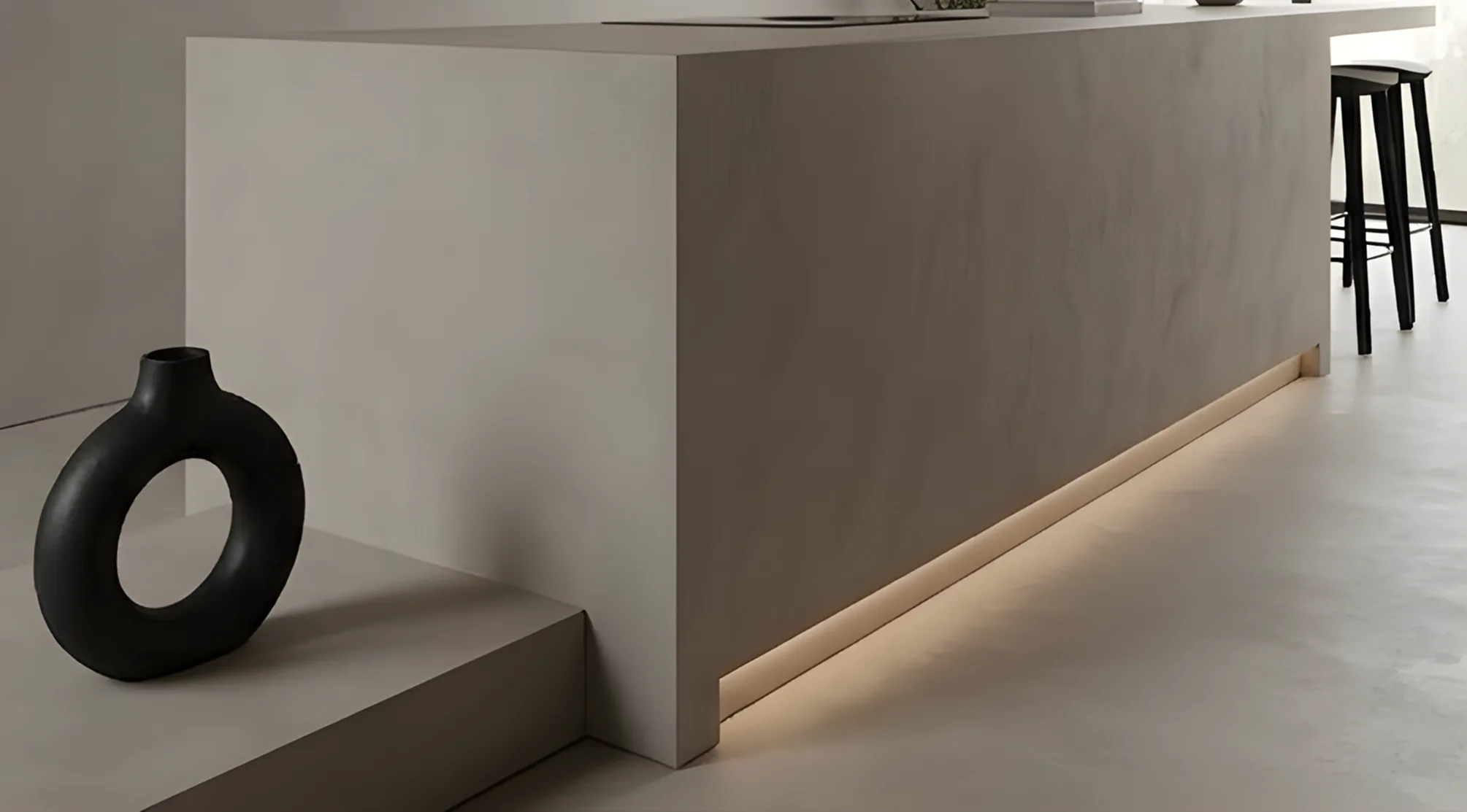 Mikrozement Kücheninsel mit eleganter Betonoptik und sanfter Beleuchtung