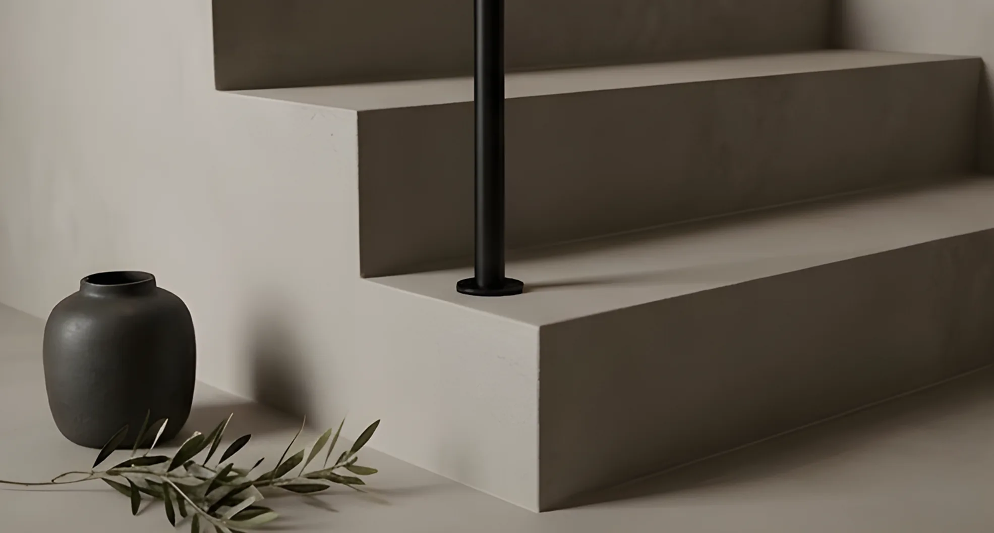 Fugenlose Treppe mit Mikrozement in eleganter Gestaltung und stilvollem Haltegriff