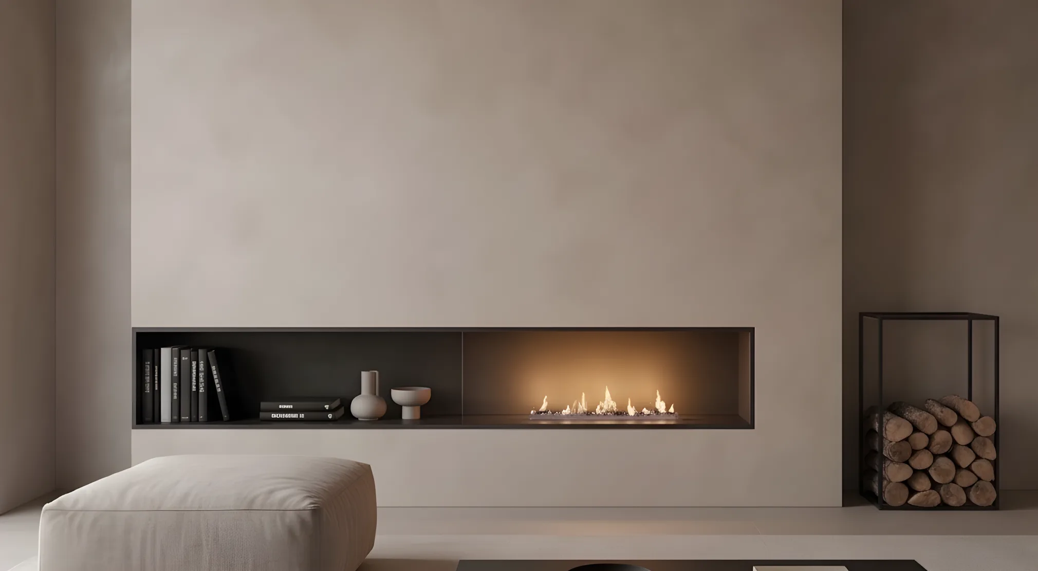 Fugenlose Wandgestaltung mit Mikrozement und modernem Kamin in stilvollem Raum
