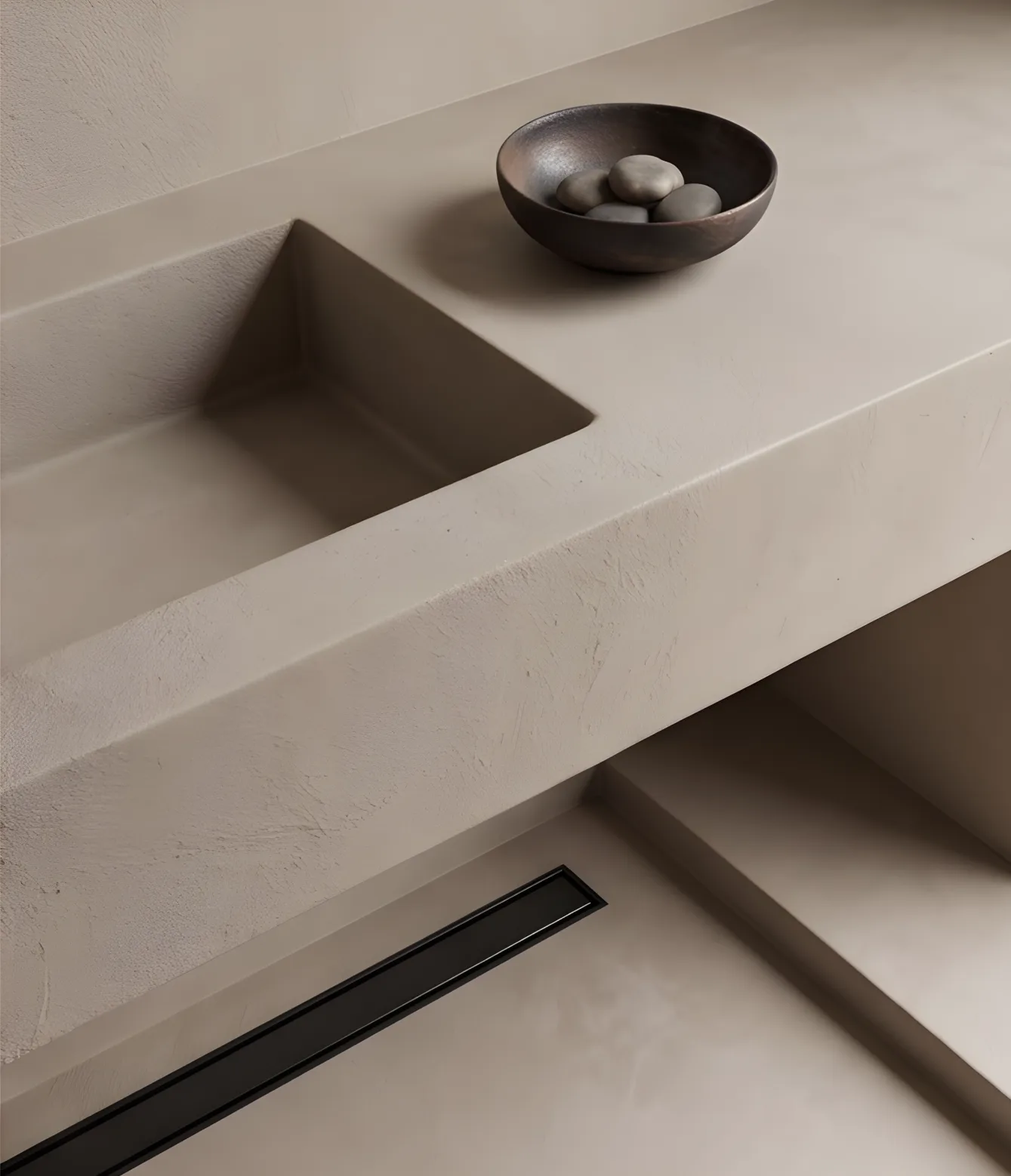Mikrozement Oberfläche mit eleganter Schale und Steinen, ideal für Wandgestaltung und Badezimmer
