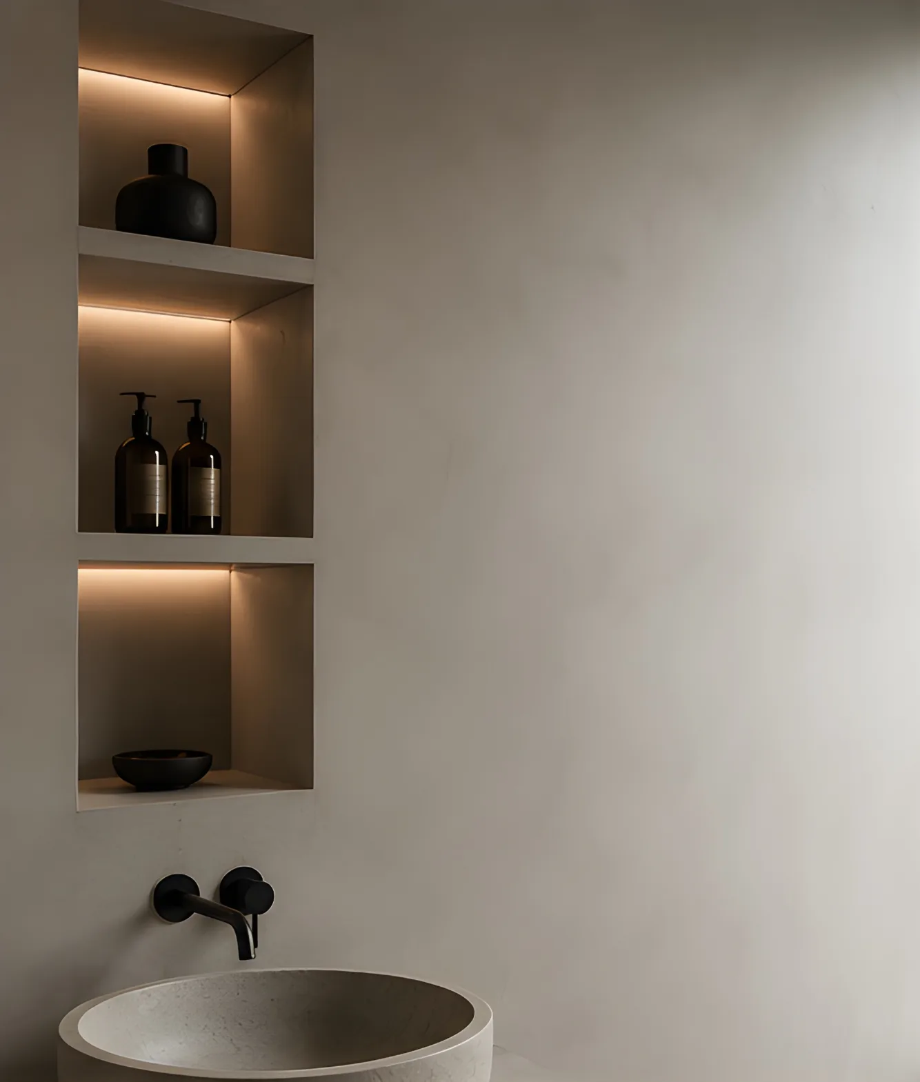 Fugenlose Wandgestaltung mit Mikrozement und eleganter Beleuchtung in einem Badezimmer