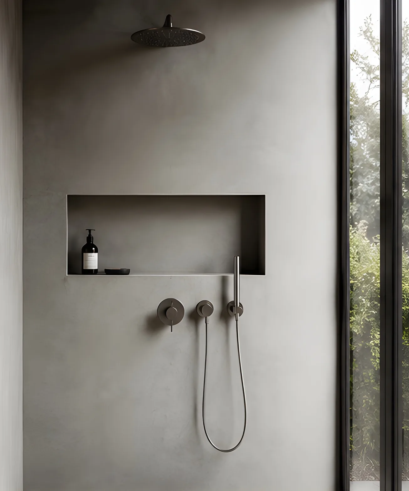 Fugenlose Dusche mit Mikrozement und eleganten Armaturen in modernem Badezimmer
